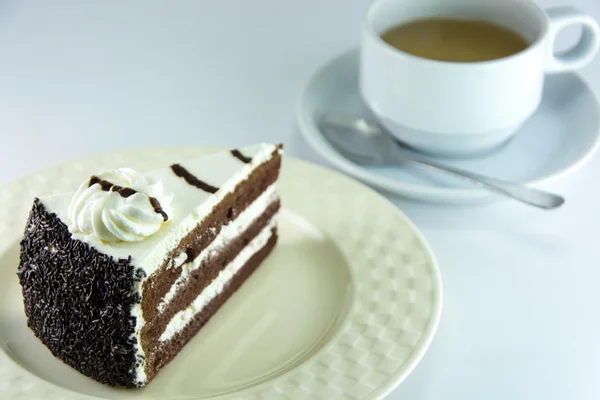 Ζεστό τσάι με κέικ σε άσπρο φόντο. — Φωτογραφία Αρχείου