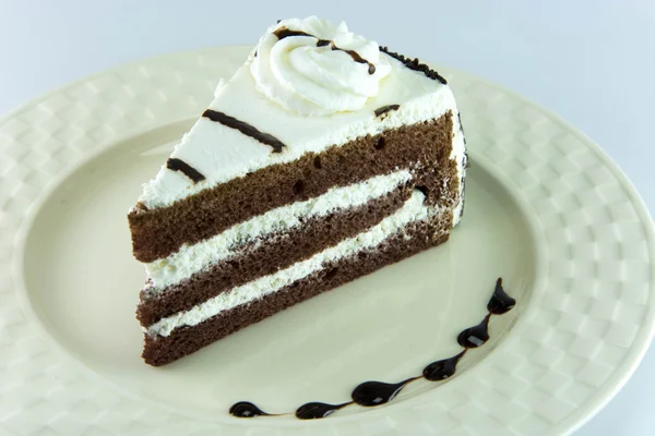 Beyaz zemin üzerine kek ile sıcak çay.