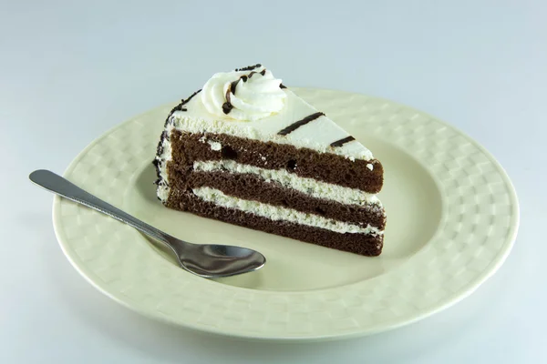 Heißer Tee mit Kuchen auf weißem Hintergrund. — Stockfoto