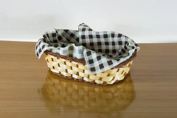 Ahşap masa üzerinde natürmort boş sepet.