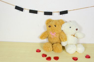 Natürmort clothesline üzerinde ahşap masa üzerinde grunge backgrou ile