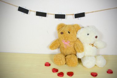 Natürmort clothesline üzerinde ahşap masa üzerinde grunge backgrou ile