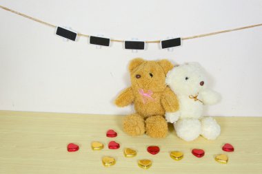 Natürmort clothesline üzerinde ahşap masa üzerinde grunge backgrou ile