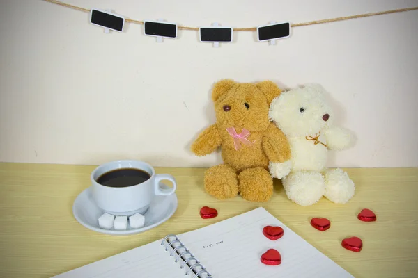 Natürmort clothesline üzerinde ahşap masa üzerinde grunge backgrou ile