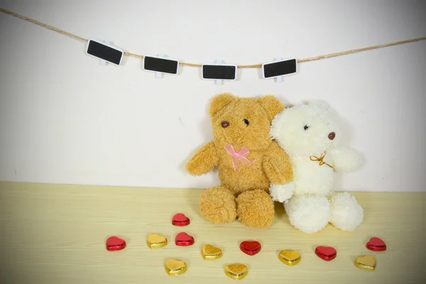 Natürmort clothesline üzerinde ahşap masa üzerinde grunge backgrou ile