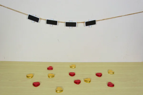 Natürmort clothesline üzerinde ahşap masa üzerinde grunge backgrou ile