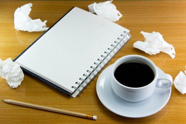Uçan daire ile defter ve kalem woode üzerinde yaratıcı süreç kahve