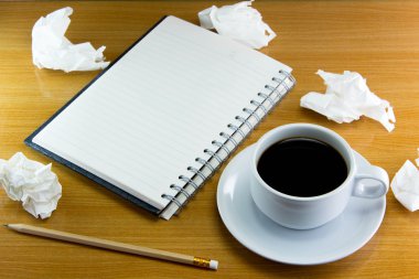 Uçan daire ile defter ve kalem woode üzerinde yaratıcı süreç kahve