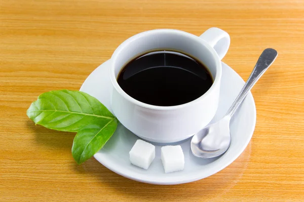 Natürmort bir fincan kahve ile küp şeker.