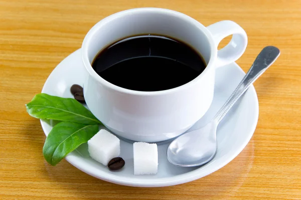 Natürmort A fincan-in kahve çekirdekleri ile küp şeker