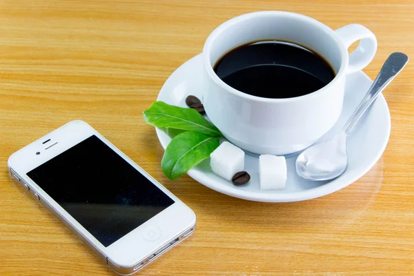 Nature morte tasse de smartphone café sur table en bois . — Photo