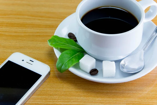 Nature morte tasse de smartphone café sur table en bois . — Photo