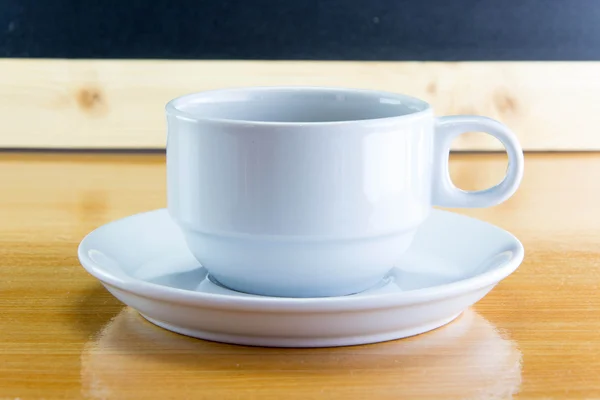 나무 테이블에 커피의 정 컵. — 스톡 사진