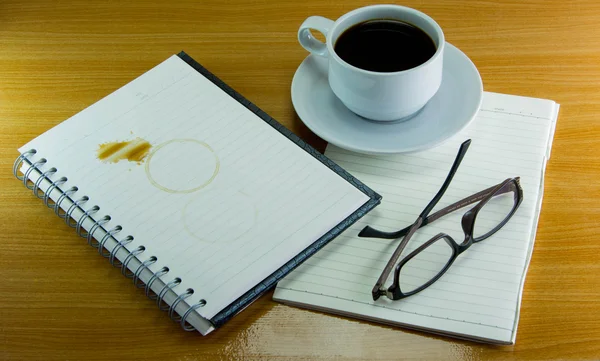 Natürmort fincan kahve tabağı ile defter ve gözlük 