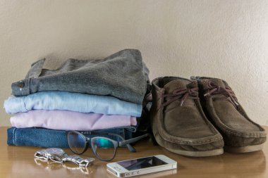 Casual adam ve ahşap masa grung üzerinde bot ile natürmort