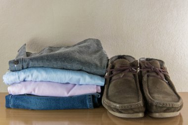 Casual adam ve ahşap masa grung üzerinde bot ile natürmort