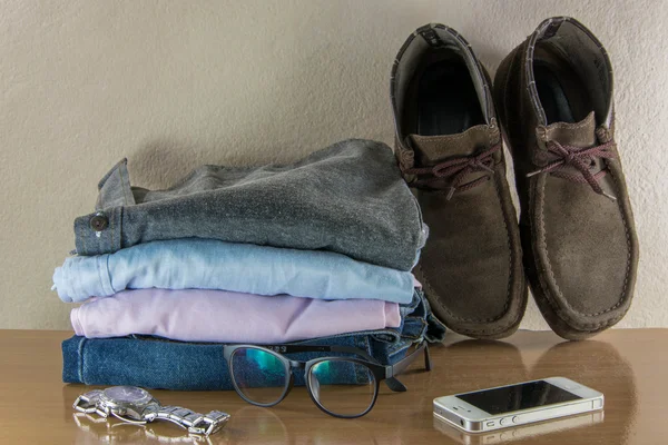 Casual adam ve ahşap masa grung üzerinde bot ile natürmort