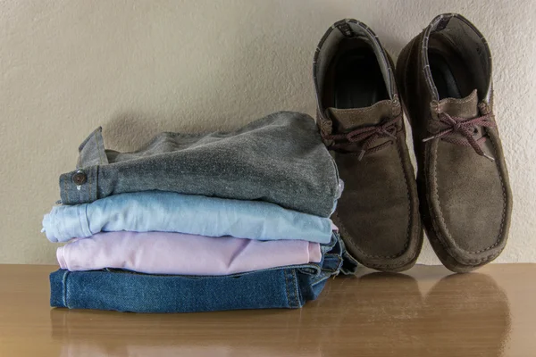 Casual adam ve ahşap masa grung üzerinde bot ile natürmort