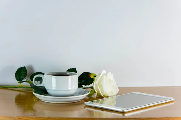 Nature morte tasse de café avec téléphone portable et rose blanche — Photo