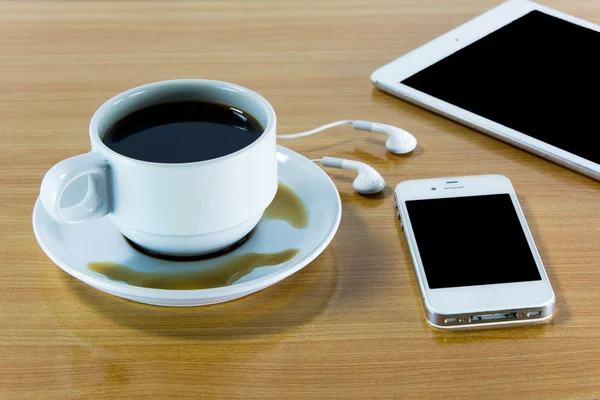 Tablette numérique avec tasse de café sur vieux bureau en bois . — Photo