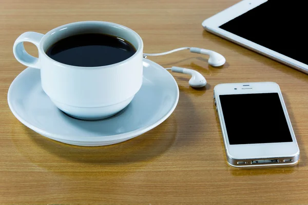 Tablette numérique avec tasse de café sur vieux bureau en bois . — Photo