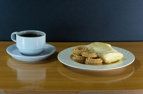 Still life cup of coffee and cookies and pies on wooden table — Stock Photo, Image