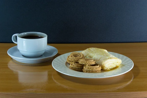 Still life cup of coffee and cookies and pies on wooden table — Stock Photo, Image