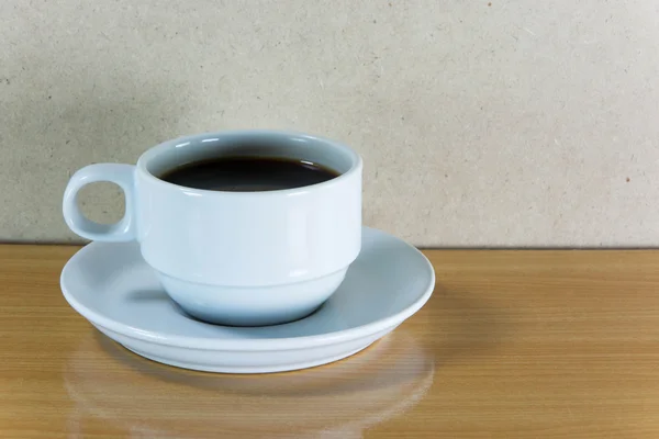 Stillleben weiße Tasse Kaffee auf Holztisch — Stockfoto