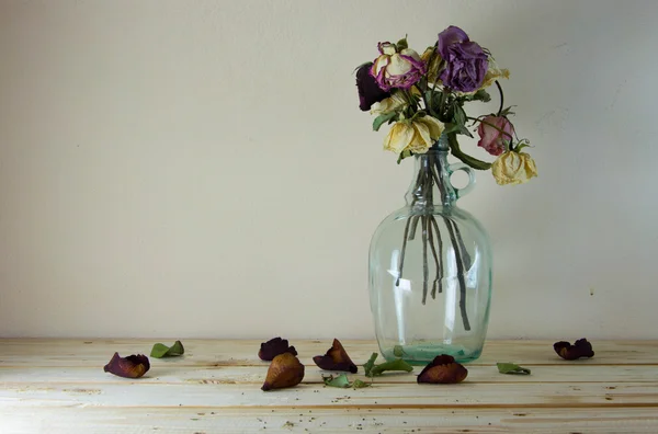 Stilleben med blommor på träbord över grunge bakgrund, — Stockfoto