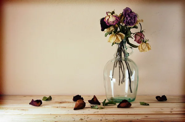 Natura morta con fiori su tavolo di legno su sfondo grunge , Immagini Stock Royalty Free