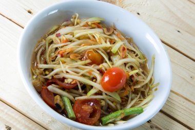 Yeşil papaya Salatası Tay gıda tarzı ahşap arka plan üzerinde.