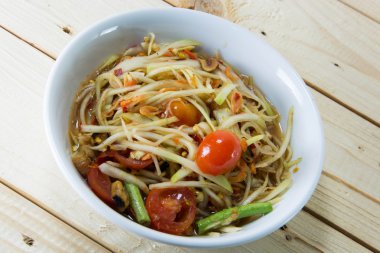 Yeşil papaya Salatası Tay gıda tarzı ahşap arka plan üzerinde.