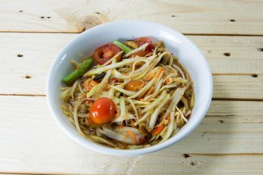 Yeşil papaya Salatası Tay gıda tarzı ahşap arka plan üzerinde.