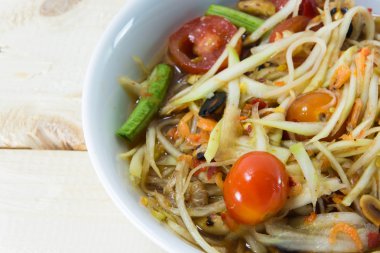 Yeşil papaya Salatası Tay gıda tarzı ahşap arka plan üzerinde.