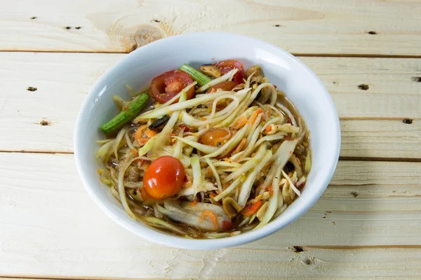 Yeşil papaya Salatası Tay gıda tarzı ahşap arka plan üzerinde.