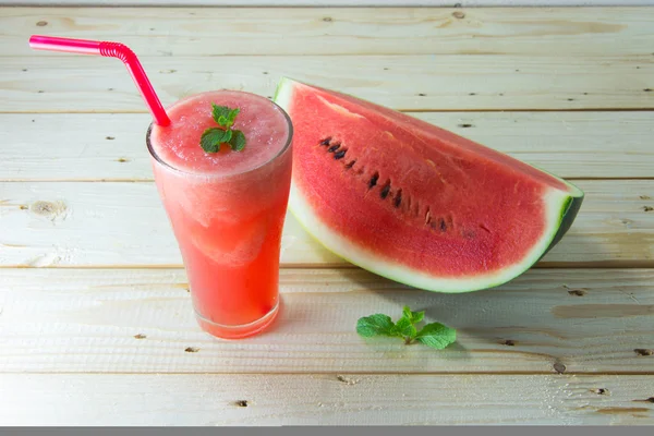 Glas verse watermeloen sap met munt laat op houten tafel — Stockfoto
