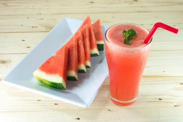 Glas av färsk vattenmelon cocktail med mynta blad och skivade — Stockfoto