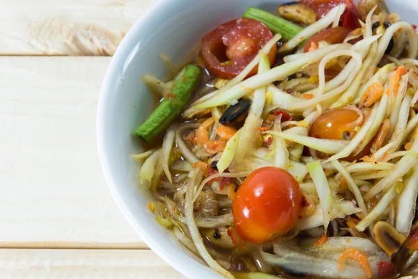 Insalata di papaia verde tailandese stile alimentare su sfondo di legno . Foto Stock