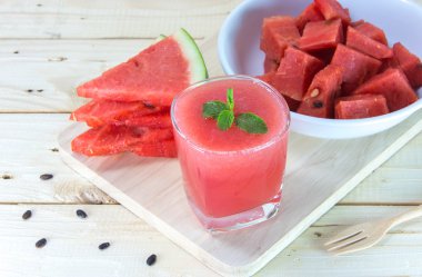 Bardak taze karpuz suyu ile nane yaprakları ve frui dilimlenmiş