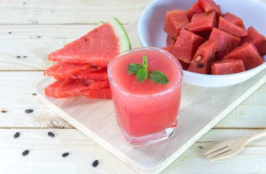 Bardak taze karpuz suyu ile nane yaprakları ve frui dilimlenmiş