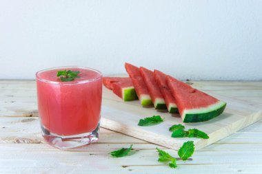 Karpuz suyu ile nane yaprakları ve meyve üzerinde ahşap b dilimlenmiş