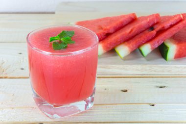 Karpuz suyu ile nane yaprakları ve meyve üzerinde ahşap b dilimlenmiş