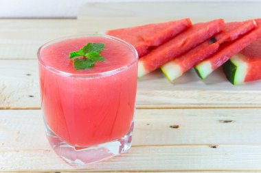 Karpuz suyu ile nane yaprakları ve meyve üzerinde ahşap b dilimlenmiş