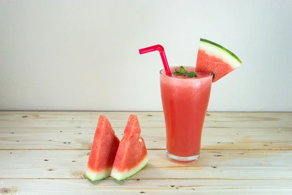 Glas van verse watermeloen cocktail met munt verlaat en gesneden — Stockfoto