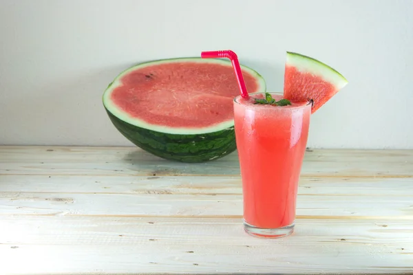 Sklenici čerstvé meloun koktejl s mátou listy na dřevěných t — Stock fotografie