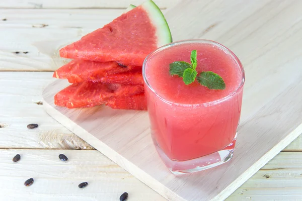Glass of fresh watermelon juice with mint leaves and sliced frui — Stock Photo, Image