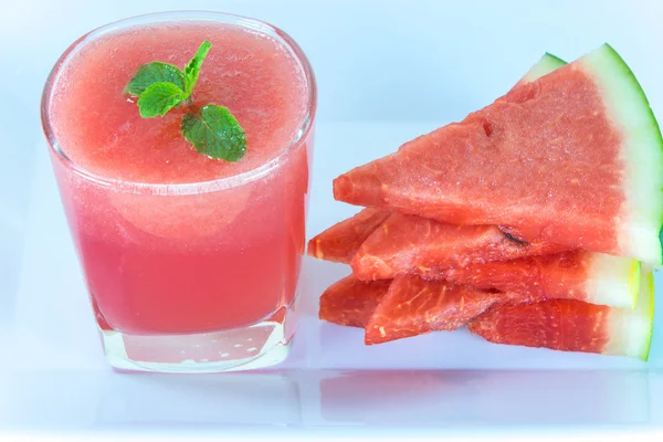 Glass of fresh watermelon juice with mint leaves and sliced frui — Stock Photo, Image