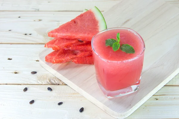 Bardak taze karpuz suyu ile nane yaprakları ve frui dilimlenmiş