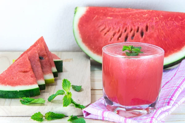 Bicchiere di succo d'anguria fresco con foglie di menta e frui affettati — Foto Stock