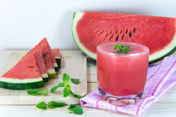 Bardak taze karpuz suyu ile nane yaprakları ve frui dilimlenmiş